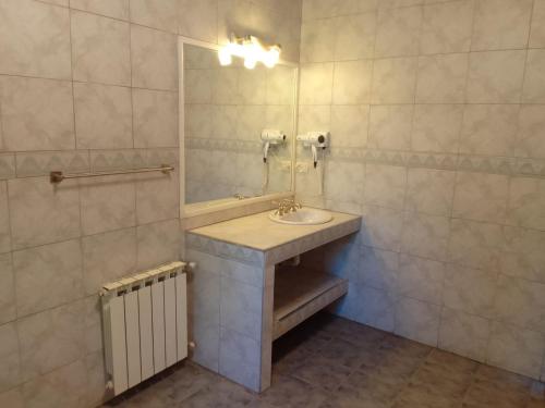 y baño con lavabo y espejo. en Casa Curapil en San Carlos de Bariloche
