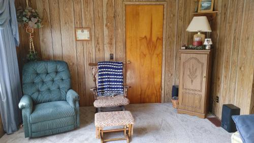 Entire Home - 4 Bedroom - Canandaigua - Steps Off Downtown - Walking distance to Restaurants, Shops, Breweries & Pubsにあるシーティングエリア