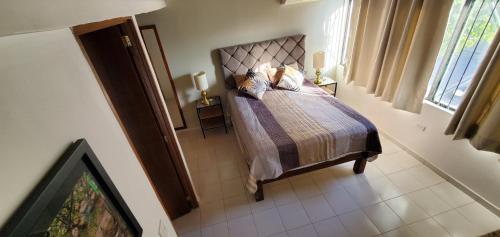 Palmitas Apartment في بويرتو فايارتا: غرفة نوم عليها سرير ووسادتين