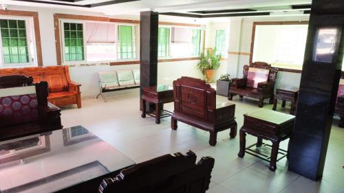 ein Zimmer mit einem Haufen antiker Möbel in der Unterkunft Hotel Cristina in Bocas del Toro