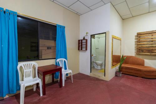 ein Wohnzimmer mit einem Tisch, Stühlen und einem Sofa in der Unterkunft Mí oficina in Puerto Ayora