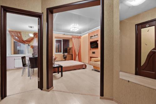 トムスクにあるKvart Otel Nadezhdaの鏡付きの寝室を撮影する者
