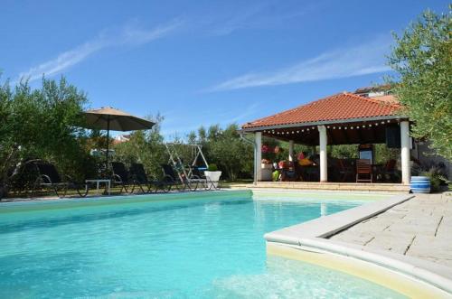 basen z altaną obok domu w obiekcie Family friendly apartments with a swimming pool Povljana, Pag - 244 w mieście Povljana