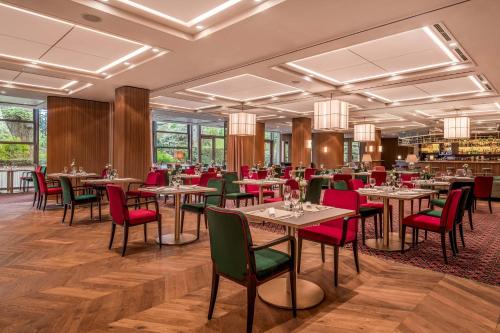 Un restaurante u otro lugar para comer en Sheraton Grand Salzburg