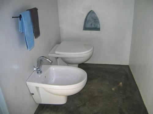 A bathroom at B&b Le Mareddre