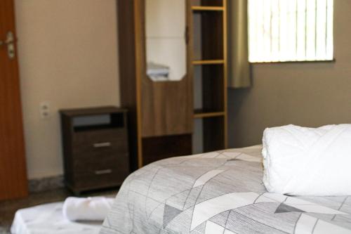 - une chambre avec un lit doté d'un oreiller et d'une commode dans l'établissement Rancho Boa Vista, à Barreirinhas