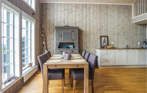 リレハンメルにあるAmazing Home In Lillehammer With 4 Bedrooms, Sauna And Wifiのダイニングルーム(木製テーブル、椅子付)