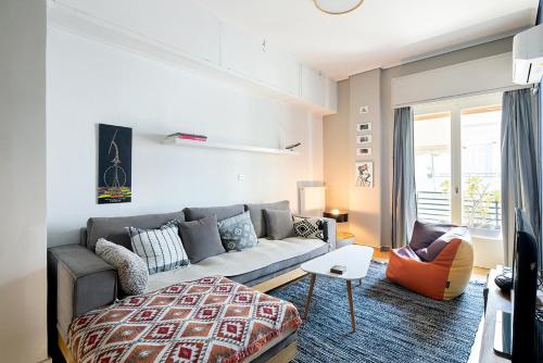 salon z kanapą i krzesłem w obiekcie Olympic Mets Apartment w Atenach