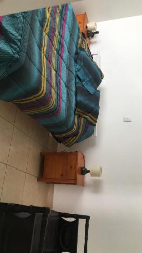 una cama en la parte superior de una pared en Mini departamento cerca de playa, en Iquique