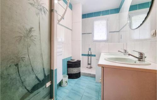 Koupelna v ubytování Awesome Home In Dolus-dolron With Outdoor Swimming Pool