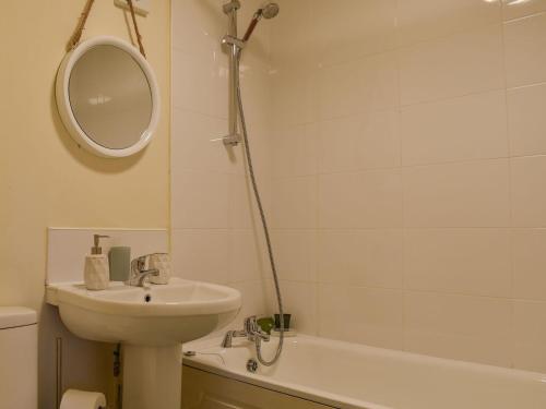Mayfield的住宿－Swallows - Uk41742，浴室配有盥洗盆、镜子和浴缸