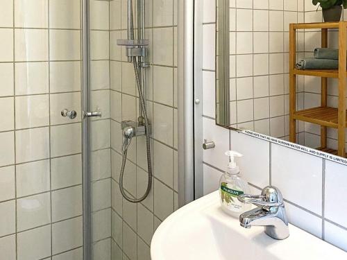 ein Badezimmer mit Dusche, Waschbecken und Spiegel in der Unterkunft 6 person holiday home in ODENSBACKEN-By Traum in Odensbacken