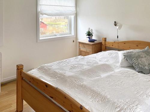 ein Schlafzimmer mit einem großen Holzbett mit Fenster in der Unterkunft 6 person holiday home in ODENSBACKEN-By Traum in Odensbacken