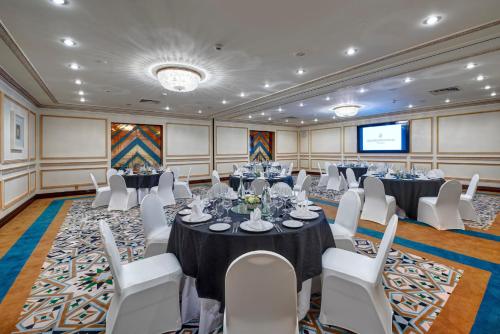 Ein Restaurant oder anderes Speiselokal in der Unterkunft InterContinental Muscat by IHG 