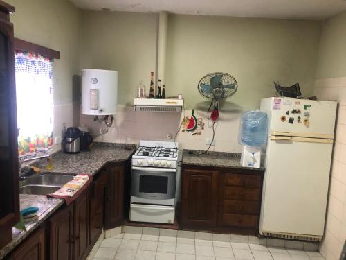 eine Küche mit Herd und Kühlschrank in der Unterkunft Alojamiento Temporario “LG” in Presidencia Roque Sáenz Peña