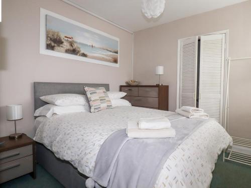 una camera da letto con un letto e due asciugamani di Endless Summer a Newquay