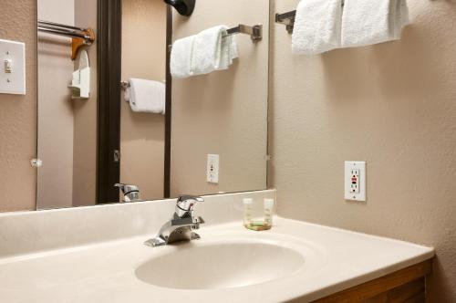 Een badkamer bij Super 8 by Wyndham Durango