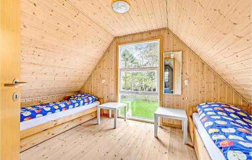 Zimmer mit 2 Betten und einem Fenster in der Unterkunft Pet Friendly Home In Humble With Sauna in Humble