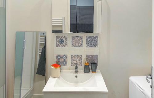 bagno con lavandino bianco e doccia di Amazing Apartment In Mareil-marly With Kitchen a Mareil-Marly