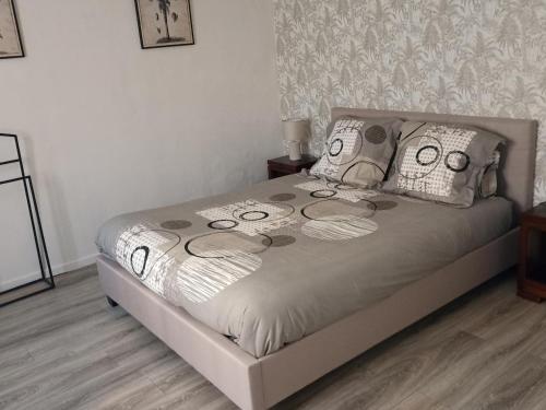 ein Schlafzimmer mit einem großen Bett mit Kissen in der Unterkunft Gîte Bergerac, 4 pièces, 6 personnes - FR-1-616-271 in Bergerac