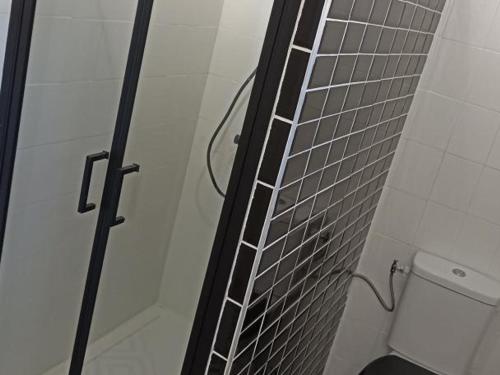 ein Bad mit einer Dusche, einem WC und einer Glastür in der Unterkunft Gîte Bergerac, 4 pièces, 6 personnes - FR-1-616-271 in Bergerac