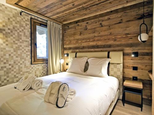 a bedroom with two beds with towels on them at Appartement Méribel, 4 pièces, 8 personnes - FR-1-613-51 in Les Allues