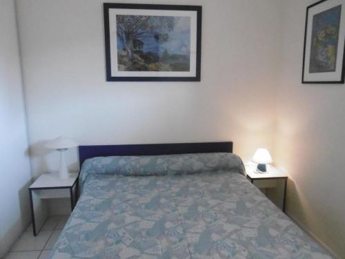 une chambre avec un lit et deux tables de nuit dans l'établissement Appartement 2 pièces cabine avec parking et vue mer - FR-1-472A-189, à Sète