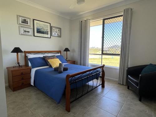 una camera da letto con un letto e una grande finestra di Freyjas Guest Suite a Curra
