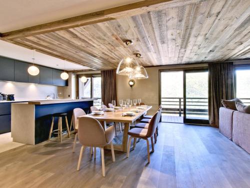 une salle à manger avec une table et des chaises dans l'établissement Appartement skis aux pieds avec conciergerie à Méribel - FR-1-613-63, à Les Allues