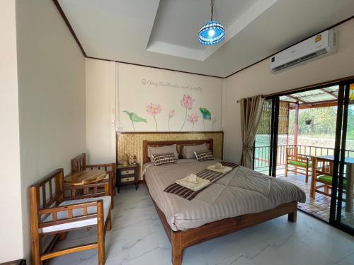 a bedroom with a large bed and a balcony at เชียงคานพาราไดร์รีสอร์ท&มีตติ้ง 