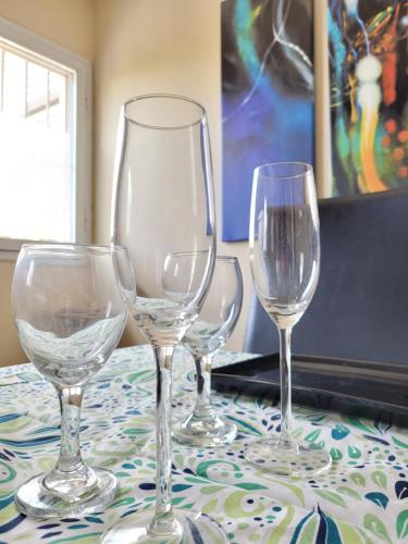 tres copas de vino vacías sentadas en una mesa en Departamento excelente ubicación en San Juan