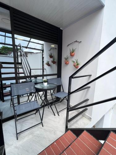 a patio with a table and chairs on a balcony at Edificio SantaMarta Medellín in Medellín