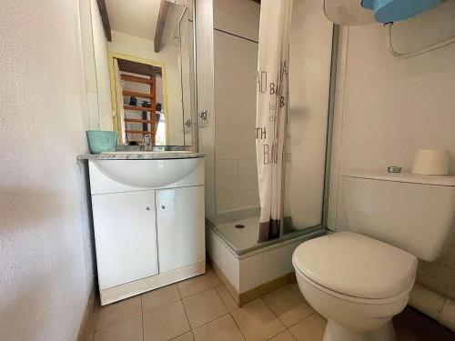 Kúpeľňa v ubytovaní Maison Studio Mezzanine avec Terrasse, Parking Privé et Plagette à Proximité - 4 Couchages, Gruissan - FR-1-229-849