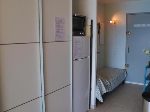 Il comprend une cuisine équipée d'un réfrigérateur et une chambre dotée d'un lit. dans l'établissement Studio climatisé avec parking, en front de mer à Sète - FR-1-472A-265, à Sète