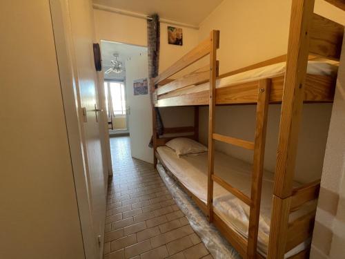 Posteľ alebo postele v izbe v ubytovaní Studio cabine avec loggia vitrée, à 100m de la plage, proche commerces et activités à Sète - FR-1-338-492