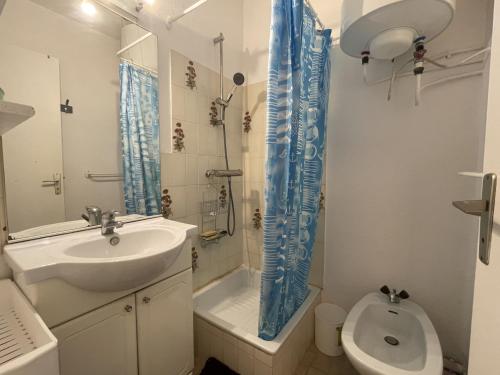 Kúpeľňa v ubytovaní Studio cabine avec loggia vitrée, à 100m de la plage, proche commerces et activités à Sète - FR-1-338-492