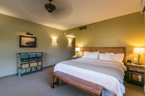 Ένα ή περισσότερα κρεβάτια σε δωμάτιο στο Driftwood Lodge