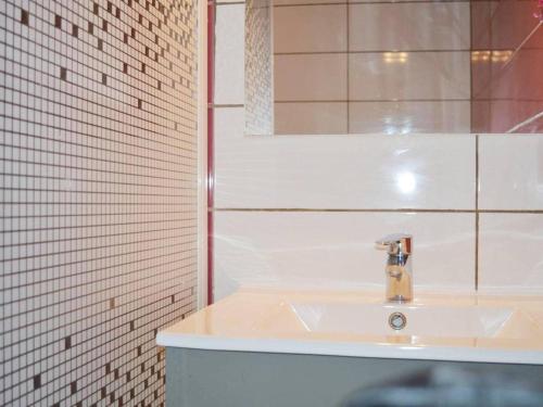 une salle de bain avec un lavabo et un miroir dans l'établissement Narbonne Plage : Appartement 2 Chambres, Balcon, Ascenseur - FR-1-229B-90, à Narbonne