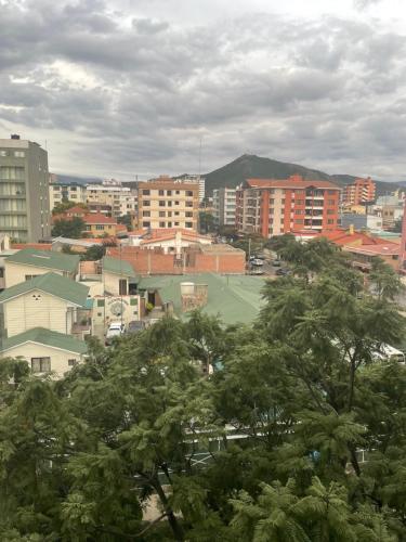 vistas a una ciudad con edificios y árboles en Estudio acogedor y elegante, en Cochabamba