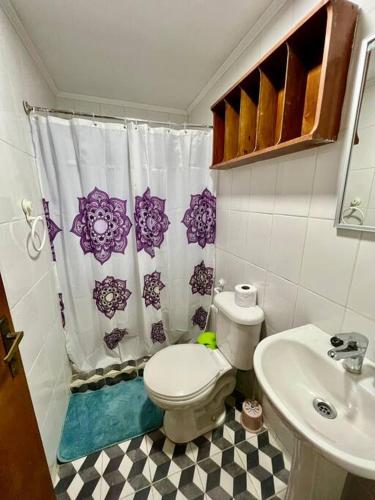 a bathroom with a toilet and a sink at Casa de veraneo in Los Vilos