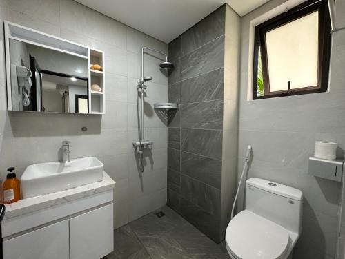 ein Badezimmer mit einem weißen WC und einem Waschbecken in der Unterkunft Papilio Homestay Tay Ho in Hanoi