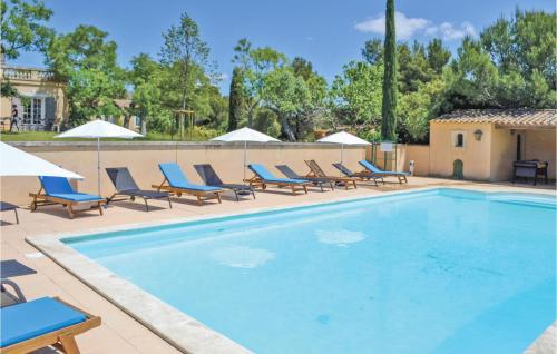 une piscine avec chaises et parasols dans l'établissement Stunning Home In Béziers, à Montblanc