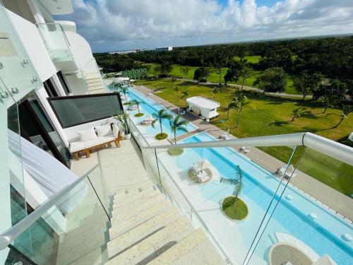 Uma vista da piscina em Beach, Golf, Casino,Jacuzzi & Pool Penthouse in Hard Rock, Punta Cana Área, Cana Rock Star ou nas proximidades