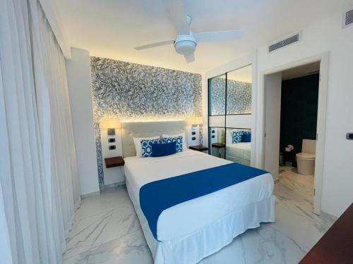 Postel nebo postele na pokoji v ubytování Beach, Golf, Casino,Jacuzzi & Pool Penthouse in Hard Rock, Punta Cana Área, Cana Rock Star