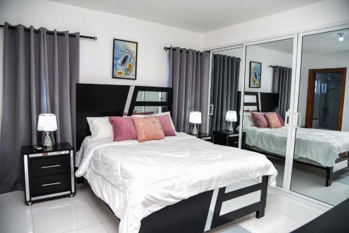 聖地亞哥洛斯卡巴的住宿－Torre Real VI，一间卧室配有两张床和镜子