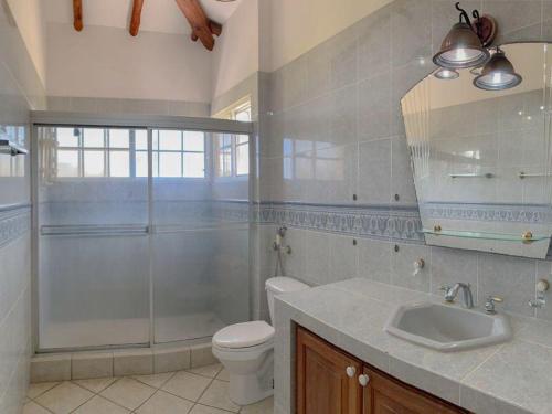 uma casa de banho com um chuveiro, um WC e um lavatório. em Casa Villa Serena Coronado em Chame