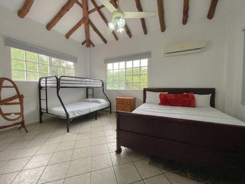 a bedroom with two bunk beds and a ceiling at Villa Serena Playa Coronado in Chame