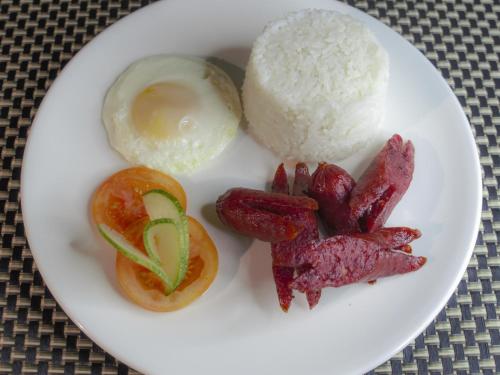 einen Teller mit Reis, Fleisch und Eiern in der Unterkunft Villa Verde Guest House in General Santos