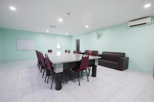 a conference room with a table and chairs and a couch at SY JERANTUT HOTEL in Jerantut