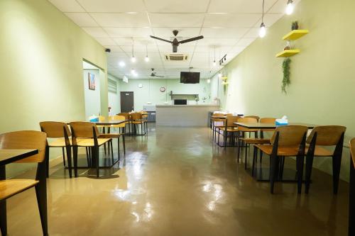 a restaurant with tables and chairs in a room at SY JERANTUT HOTEL in Jerantut